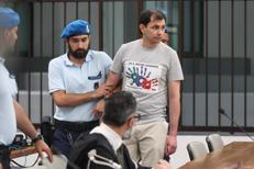 Vasile Frumuzache con la maglia con la scritta 'Sei il nostro superpapà'  - (Ipa)