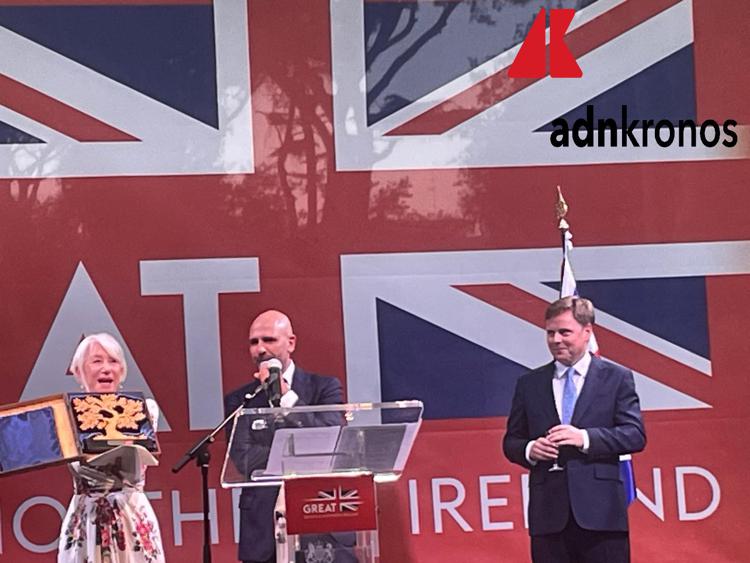 La consegna del premio a Helen Mirren alla presenza dell'ambasciatore Stephen Hickey. Nel testo l'attrice in uno scatto con Franco Nero e Checco Zalone, nell'altra con il ministro della Giustizia Carlo Nordio. - Foto Adnkronos