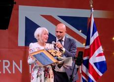Checco Zalone premia Helen Mirren: 