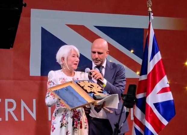 Checco Zalone premia Helen Mirren: “Se solo ti avessi conosciuto qualche anno fa…” Checco Zalone premia Helen Mirren: “Se solo ti avessi conosciuto qualche anno fa…”