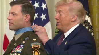 Trump, la medaglia è una 'trappola': il presidente in difficoltà tra smorfie e risate - Video