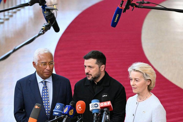 Antonio Costa, Volodymyr Zelensky e Ursula von del Leyen - (Afp)