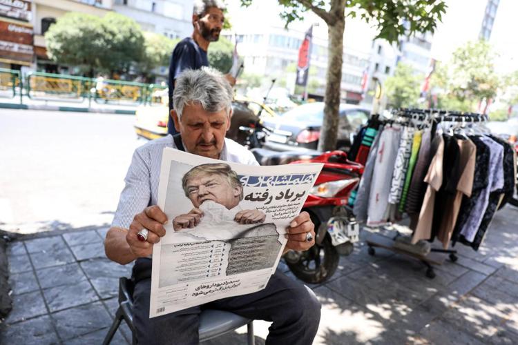 UUomo legge giornale in Iran - (Afp)