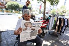 UUomo legge giornale in Iran - (Afp)