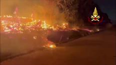 Napoli, incendio nel Parco archeologico di Longola - Video