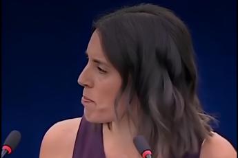L'eurodeputata spagnola Irene Montero canta la canzone per Donald Trump  - (Screenshot da short YouTube, canale: Adnkronos)