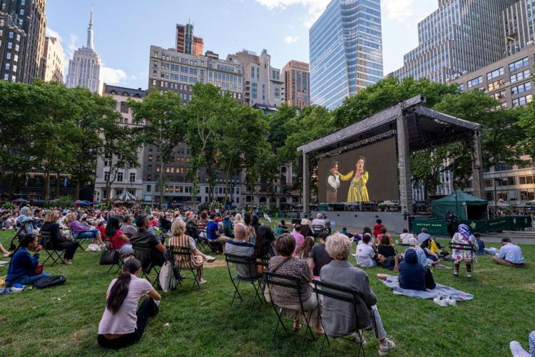 (Tosca dall'Arena sul grande schermo di Bryant Park -Ufficio stampa Arena di Verona)
