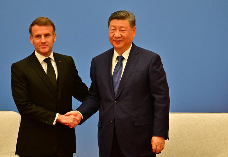 Il presidente cinese Xi Jinping con Emmanuel Macron - Fotogramma/Ipa
