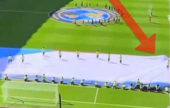 Mondiali, addetto Fifa intrappolato nella bandiera e 'salvato'