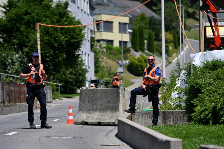 Polizia a Burgenstock, in Svizzera, nei pressi del resort dei colloqui Iran-Usa - Fotogramma /Ipa