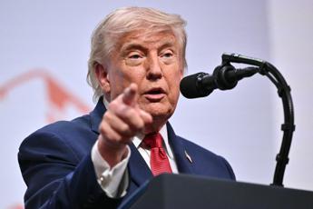 Nuovo affondo di Trump a Meloni: "Popolarità della premier bassa perchè ha abbandonato gli Stati Uniti"