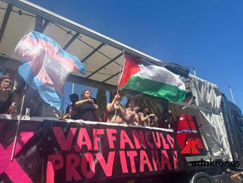 Roma Pride, sul carro Gender X la bandiera palestinese e gli insulti ai Pro Vita