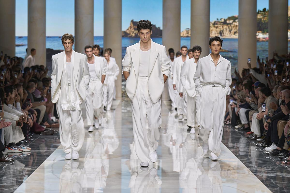 https://www.adnkronos.com/resources/02a6-20e9f7c7db8f-0f0f0b97b453-1000/format/huge/dg-sfilata-uomo-spring-summer-2027-runway_finale_1.jpeg