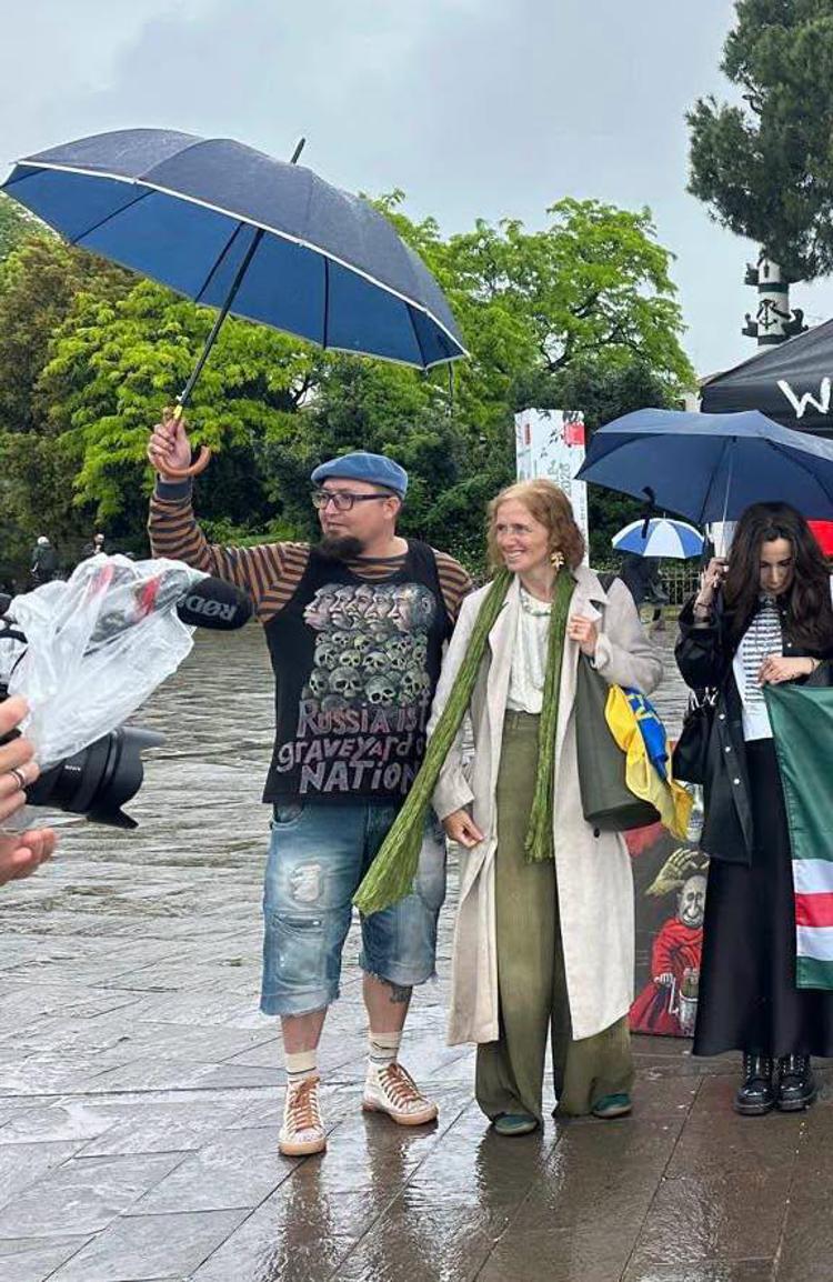 Semen Skrepetsky ai Giardini della Biennale di Venezia lo scorso 6 maggio insieme a Katia Margolis - (account Facebook di Margolis)