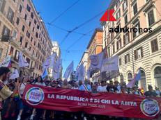 In prima fila al corteo il sindaco di Roma Roberto Gualtieri - Foto Adnkronos