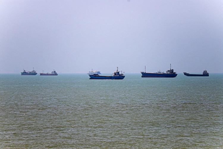 Navi a Bandar Abbas, lungo lo Stretto di Hormuz - (Afp)
