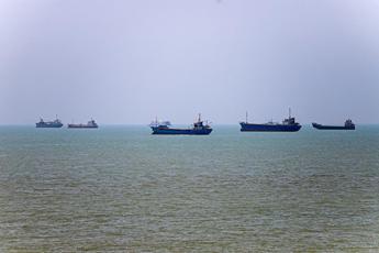 Navi a Bandar Abbas, lungo lo Stretto di Hormuz - (Afp)