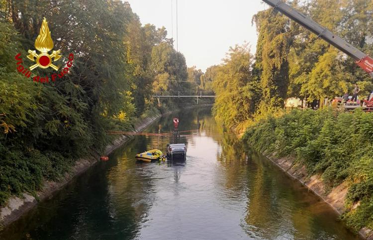 L'auto nel canale a Senago - Vigili del Fuoco