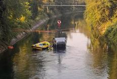 L'auto nel canale a Senago - Vigili del Fuoco