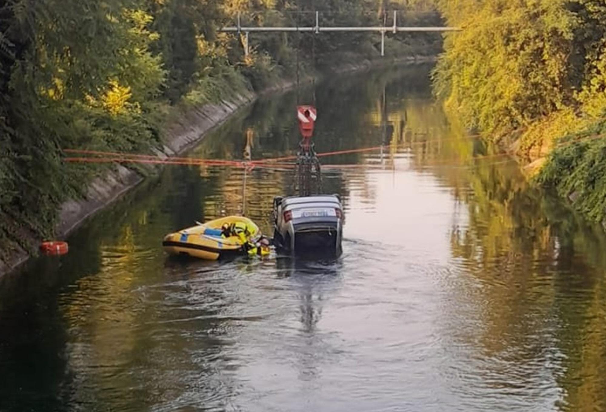 Tragedia a Senago, auto con 9 giovani a bordo finisce in un canale: tre morti
