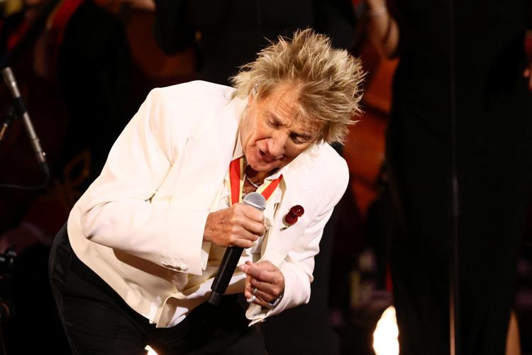 Rod Stewart, malore nel concerto e maschera per l'ossigeno sul palco - Video