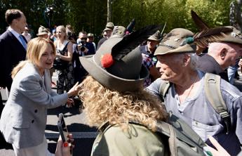 Meloni al raduno degli alpini in Friuli: 