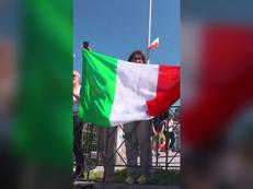 Bagno di folla per Meloni al raduno degli alpini - Video