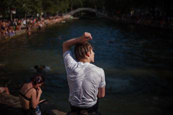 Ragazzi si rinfrescano contro il caldo in Francia - (Afp)