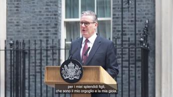 Starmer si dimette, la voce rotta sul finale: 
