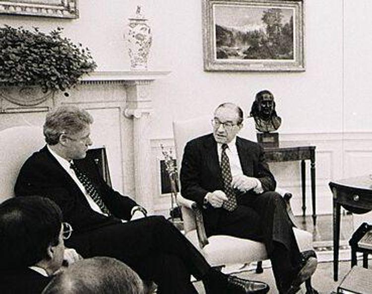 Alan Greenspan alla Casa Bianca con il presidente Bill Clinton - (White House)