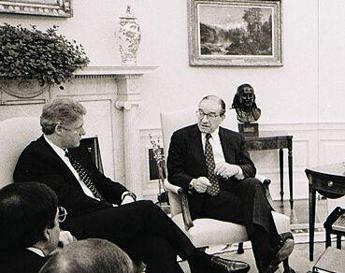 Alan Greenspan alla Casa Bianca con il presidente Bill Clinton - (White House)