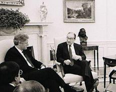 Alan Greenspan alla Casa Bianca con il presidente Bill Clinton - (White House)