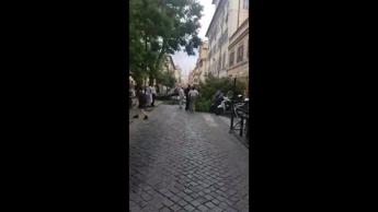 Forte vento a Roma, albero precipita su un taxi in via Ostiense - Video