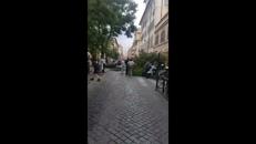 Forte vento a Roma, albero precipita su un taxi in via Ostiense - Video