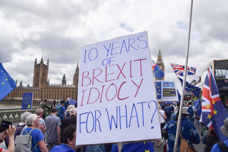Starmer il sesto premier dimissionario in dieci anni, la maledizione della Brexit e gli errori nell'economia