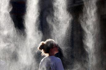 Ragazza si rinfresca - (Afp)