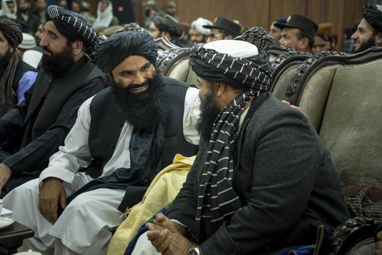 Il ministro dell'Interno afghano Sirajuddin Haqqani parla con il sindaco di Kabul
 - Fotogramma/Ipa