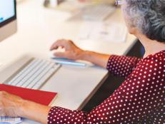 Donna anziana al pc  - (Foto 123Rf)
