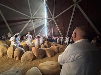 Antonio Presti e gli artisti all'interno della Piramide 38° parallelo - (foto Ufficio stampa)