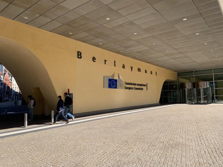 Un ingresso di palazzo Berlaymont, sede della Commissione Ue a Bruxelles. - Foto Adnkronos