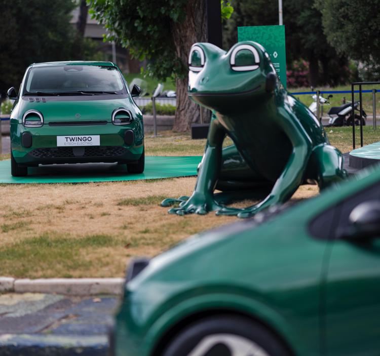 Renault, per la nuova Twingo elettrica una 'House of Frog' per accendere l'estate romana