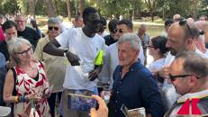 Alemanno esce dal carcere, ecco il brindisi della libertà - Video