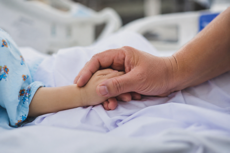 Un bambino e un adulto che si tengono la mano - (Foto creata con l'Intelligenza artificiale)