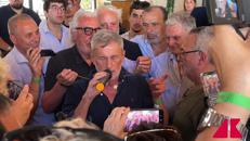 Alemanno esce dal carcere e si rimette la croce celtica al collo - Video
