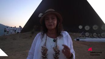 La cantautrice Aida Satta Flores al Rito della Luce a Fiumara d'arte: 