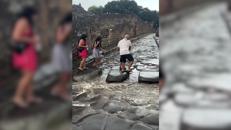 Acquazzone su Pompei, turisti usano le antiche strisce pedonali dei romani - Video
