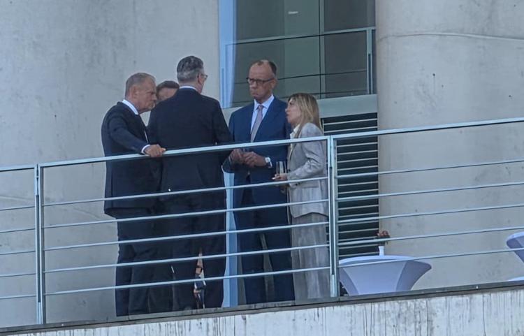 Meloni, Merz, Starmer, Macron e Tusk sul balcone del Cancellierato tedesco a Berlino - Adnkronos
