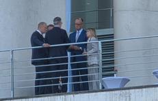 Meloni, Merz, Starmer, Macron e Tusk sul balcone del Cancellierato tedesco a Berlino - Adnkronos