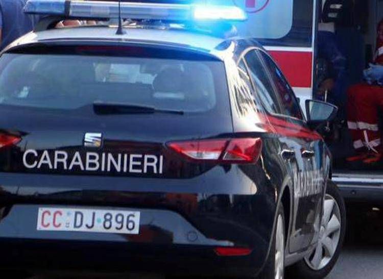 Auto dei carabinieri e ambulanza - (Fotogramma/ipa)