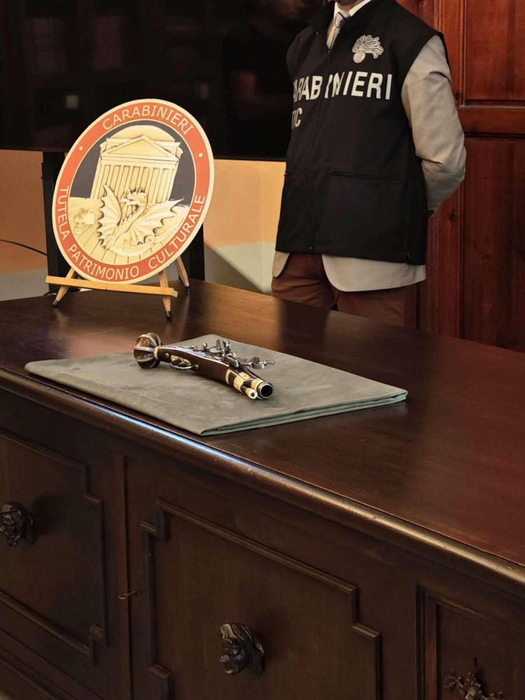 (La pistola riconsegnata - Arma dei Carabinieri Tpc)